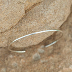 Cargar imagen en el visor de la galería, OOAK Simple thin hammered bracelet in silver #3 • size 6,5cm (ready-to-ship)
