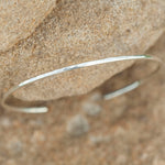 Cargar imagen en el visor de la galería, OOAK Simple thin hammered bracelet in silver #3 • size 6,5cm (ready-to-ship)
