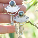 Afbeelding in Gallery-weergave laden, OOAK Aina earrings #3 • Labradorite &amp; Onyx (ready to ship)
