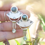 Charger l&#39;image dans la galerie, OOAK Aina earrings #3 • Labradorite &amp; Onyx (ready to ship)
