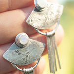 Cargar imagen en el visor de la galería, OOAK Aina earrings #5 • White labradorite &amp; Kyanite (ready to ship)
