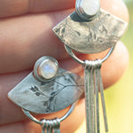 Cargar imagen en el visor de la galería, OOAK Aina earrings #5 • White labradorite &amp; Kyanite (ready to ship)
