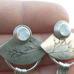 Cargar imagen en el visor de la galería, OOAK Aina earrings #6 • White labradorite &amp; Tanzanite (ready to ship)
