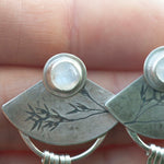 Cargar imagen en el visor de la galería, OOAK Aina earrings #6 • White labradorite &amp; Tanzanite (ready to ship)
