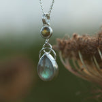 Lade das Bild in den Galerie-Viewer, OOAK Osmose pendant #13 • labradorite (ready to ship)
