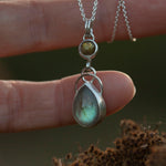 Lade das Bild in den Galerie-Viewer, OOAK Osmose pendant #13 • labradorite (ready to ship)
