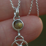 Lade das Bild in den Galerie-Viewer, OOAK Osmose pendant #13 • labradorite (ready to ship)
