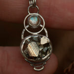 Lade das Bild in den Galerie-Viewer, OOAK Osmose pendant #16 • pyrite &amp; labradorite (ready to ship)
