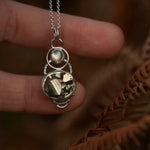 Lade das Bild in den Galerie-Viewer, OOAK Osmose pendant #16 • pyrite &amp; labradorite (ready to ship)
