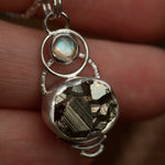 Lade das Bild in den Galerie-Viewer, OOAK Osmose pendant #16 • pyrite &amp; labradorite (ready to ship)
