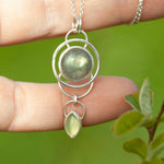 Lade das Bild in den Galerie-Viewer, OOAK Osmose pendant #27 • Labradorite &amp; Onix (ready to ship)
