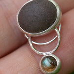 Lade das Bild in den Galerie-Viewer, OOAK Osmose pendant #30 • beach pebble &amp; labradorite (ready to ship)
