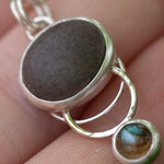 Cargar imagen en el visor de la galería, OOAK Osmose pendant #30 • beach pebble &amp; labradorite (ready to ship)
