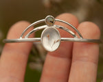 Lade das Bild in den Galerie-Viewer, OOAK bracelet with captured plant #2 • quartz &amp; labradorite (ready to ship)
