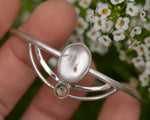 Lade das Bild in den Galerie-Viewer, OOAK bracelet with captured plant #2 • quartz &amp; labradorite (ready to ship)
