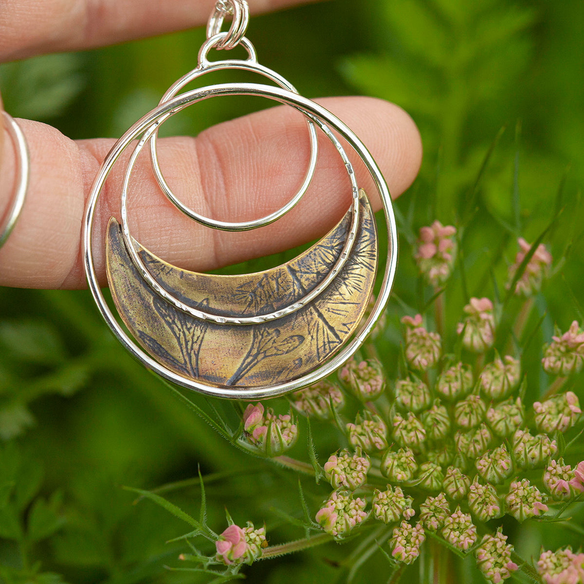 Pièce unique • Pendentif Vegetal Moon #23 • argent & laiton (prêt à expédier)