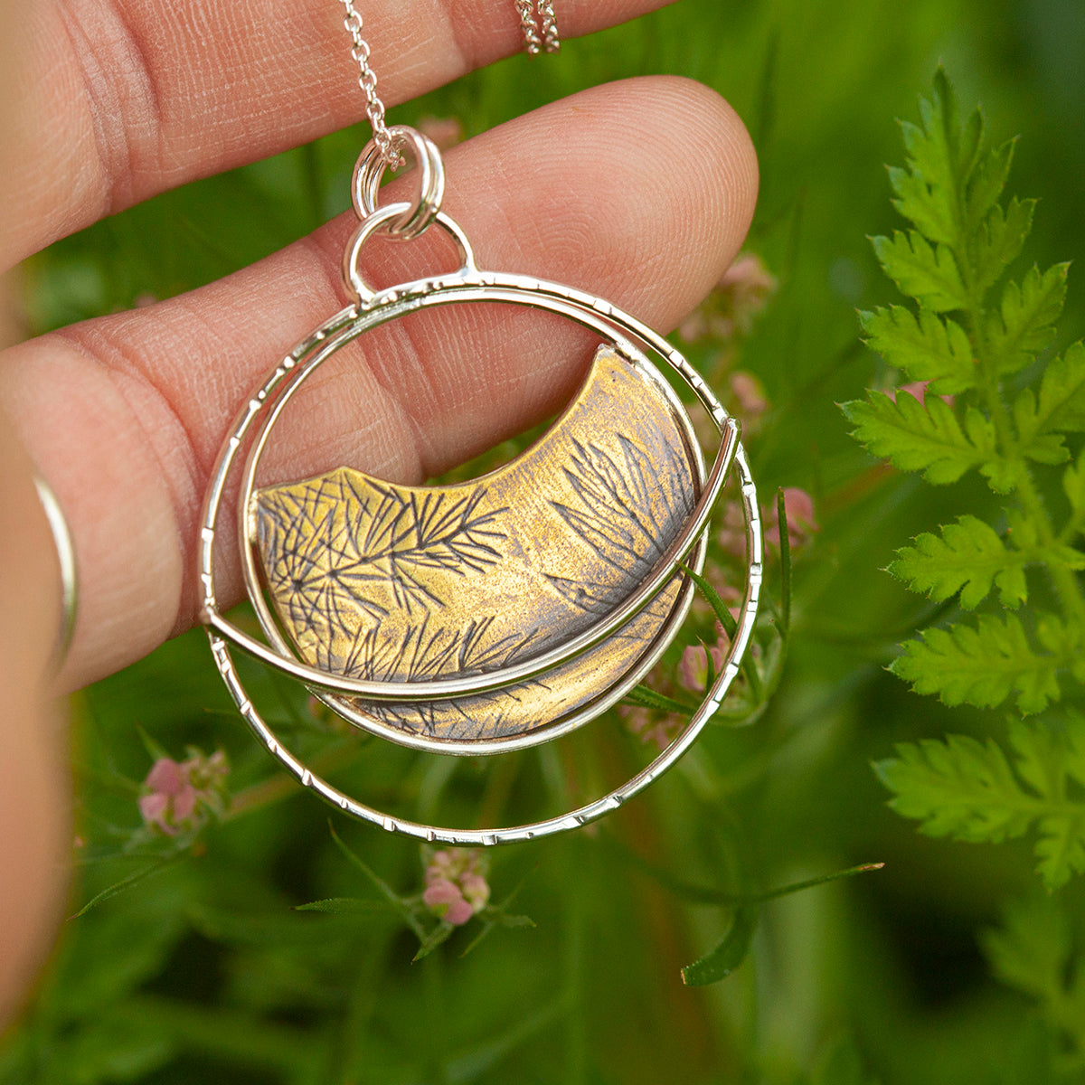 Pièce unique • Pendentif Vegetal Moon #24 • argent & laiton (prêt à expédier)