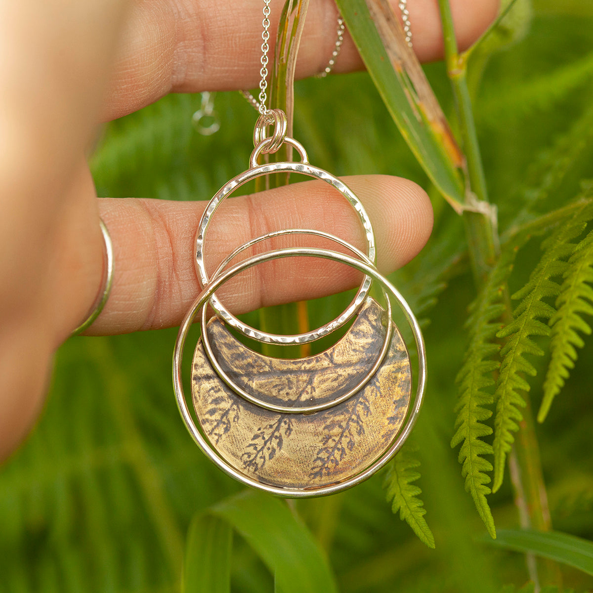 Pièce unique • Pendentif Vegetal Moon #25 • argent & laiton (prêt à expédier)