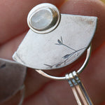 Lade das Bild in den Galerie-Viewer, OOAK Vegetal Elira earrings #16 • White Labradorite (ready to ship)
