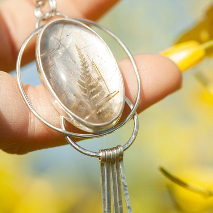 Colgante con planta capturada pieza única #15 • cuarzo rutilado (listo para enviar)
