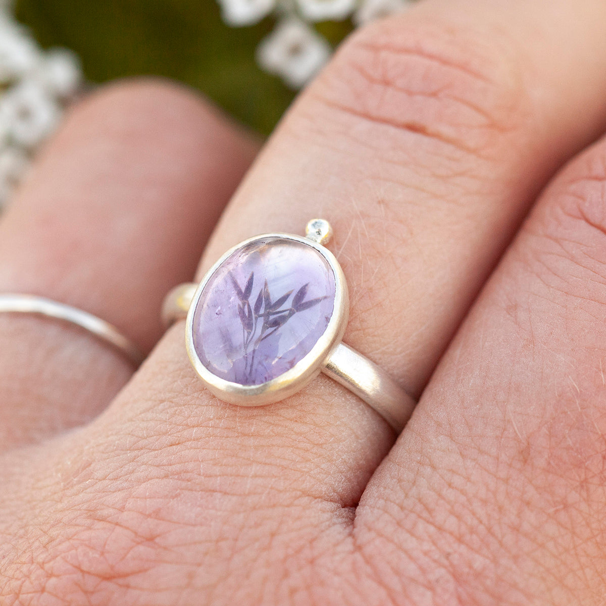 Bague avec plante capturée pièce unique #6 • améthyste • taille 59 (prêt à expédier)
