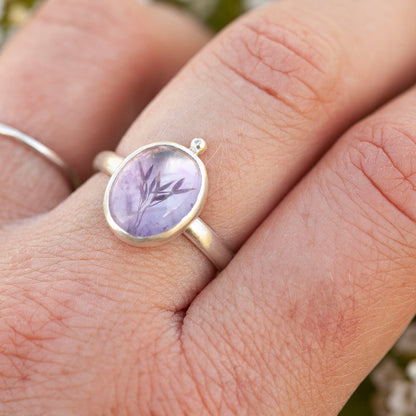 Bague avec plante capturée pièce unique #6 • améthyste • taille 59 (prêt à expédier)