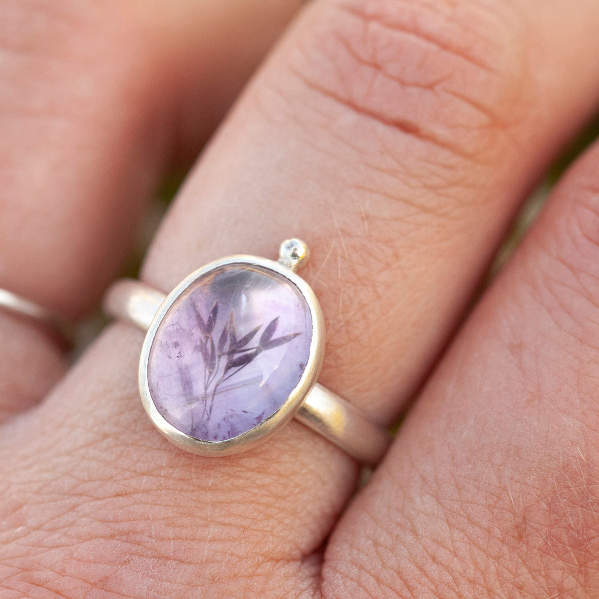 Bague avec plante capturée pièce unique #6 • améthyste • taille 59 (prêt à expédier)