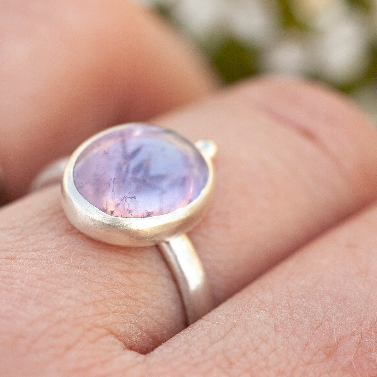 Bague avec plante capturée pièce unique #6 • améthyste • taille 59 (prêt à expédier)