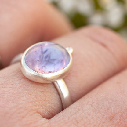 Bague avec plante capturée pièce unique #6 • améthyste • taille 59 (prêt à expédier)