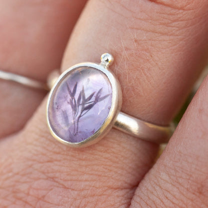 Bague avec plante capturée pièce unique #6 • améthyste • taille 59 (prêt à expédier)