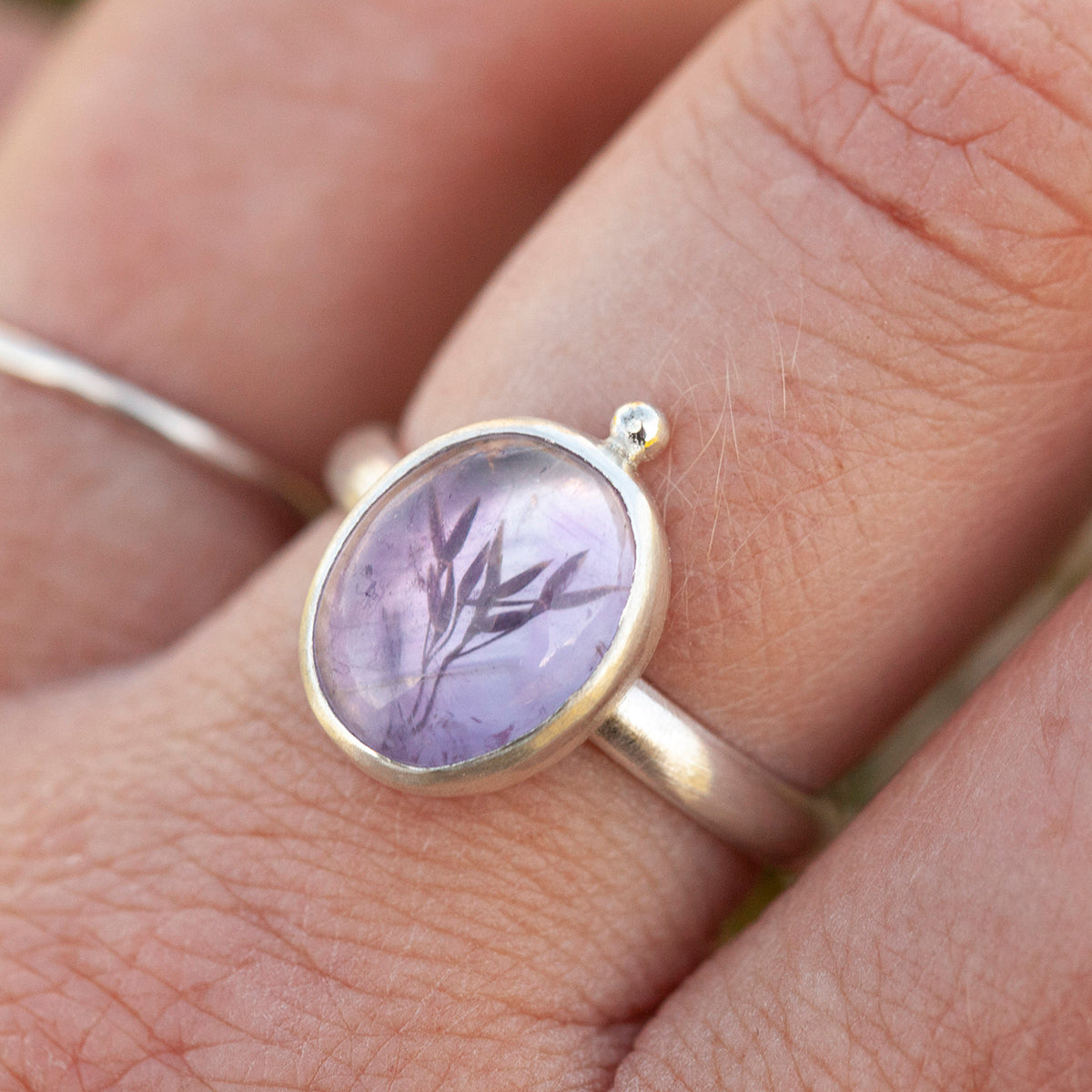 Bague avec plante capturée pièce unique #6 • améthyste • taille 59 (prêt à expédier)