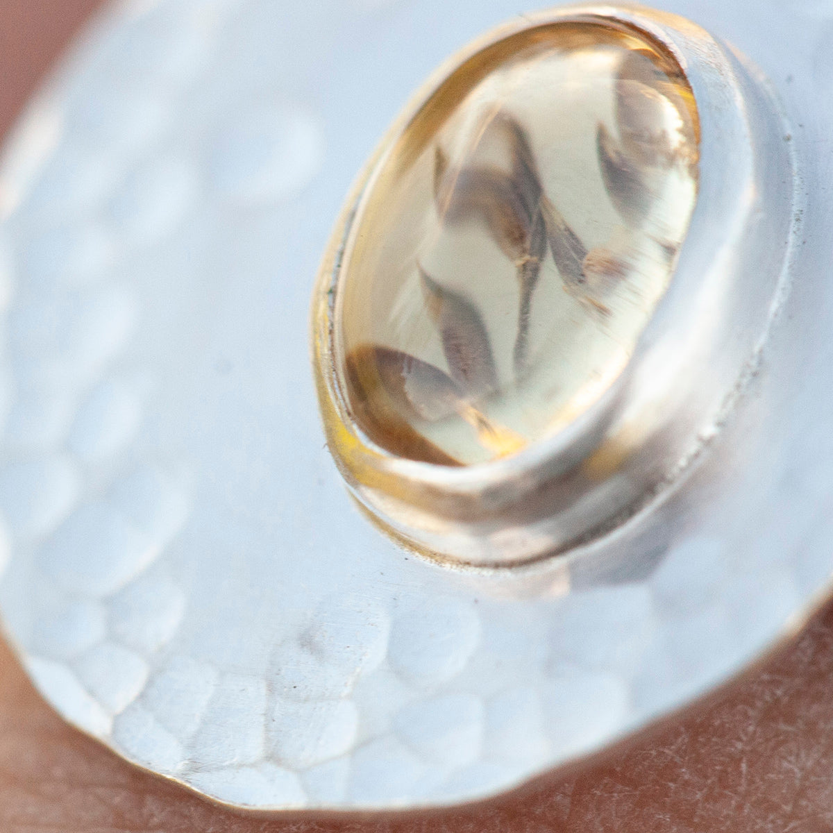 Bague avec plante capturée pièce unique #7 • citrine • taille 55,5 (prêt à expédier)