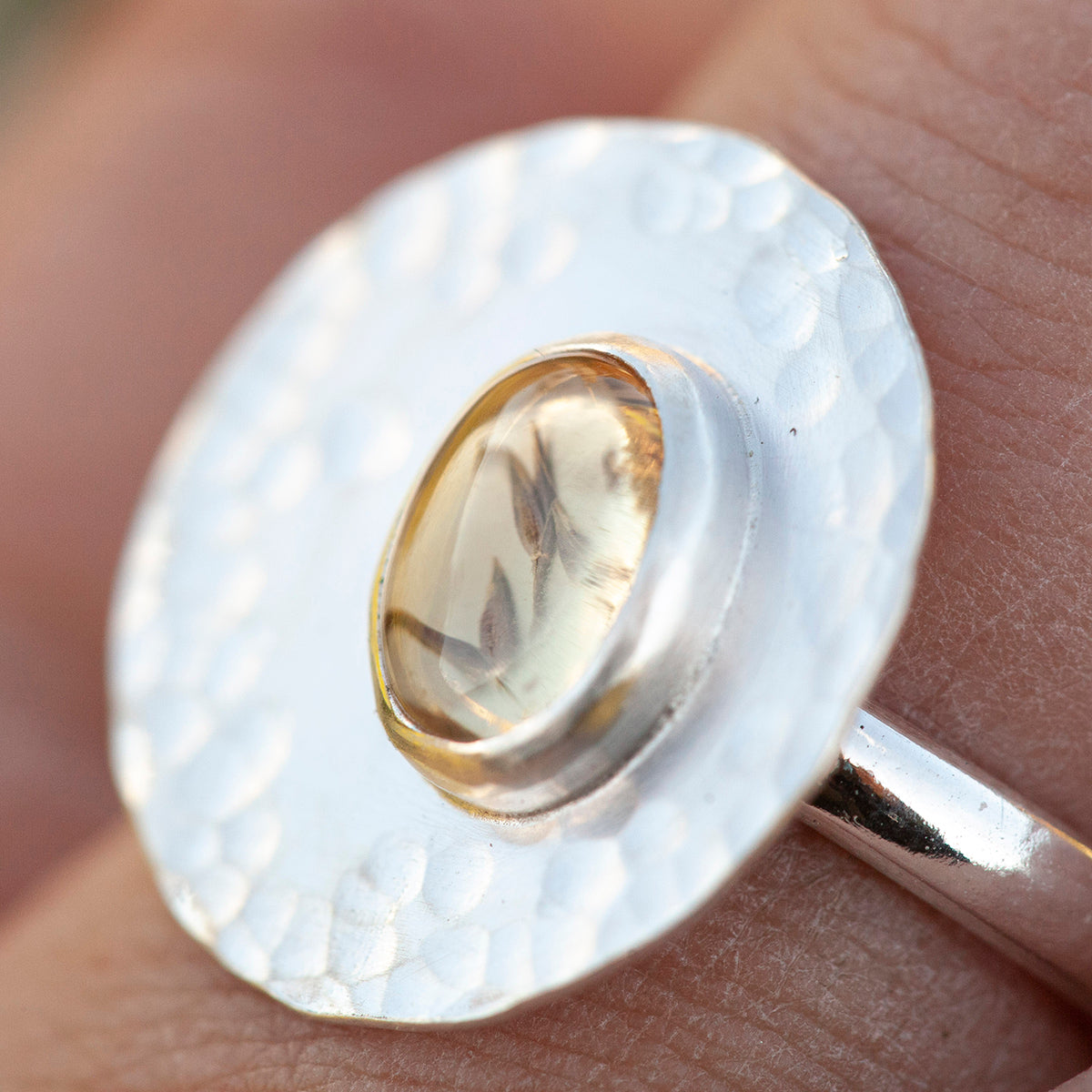 Bague avec plante capturée pièce unique #7 • citrine • taille 55,5 (prêt à expédier)