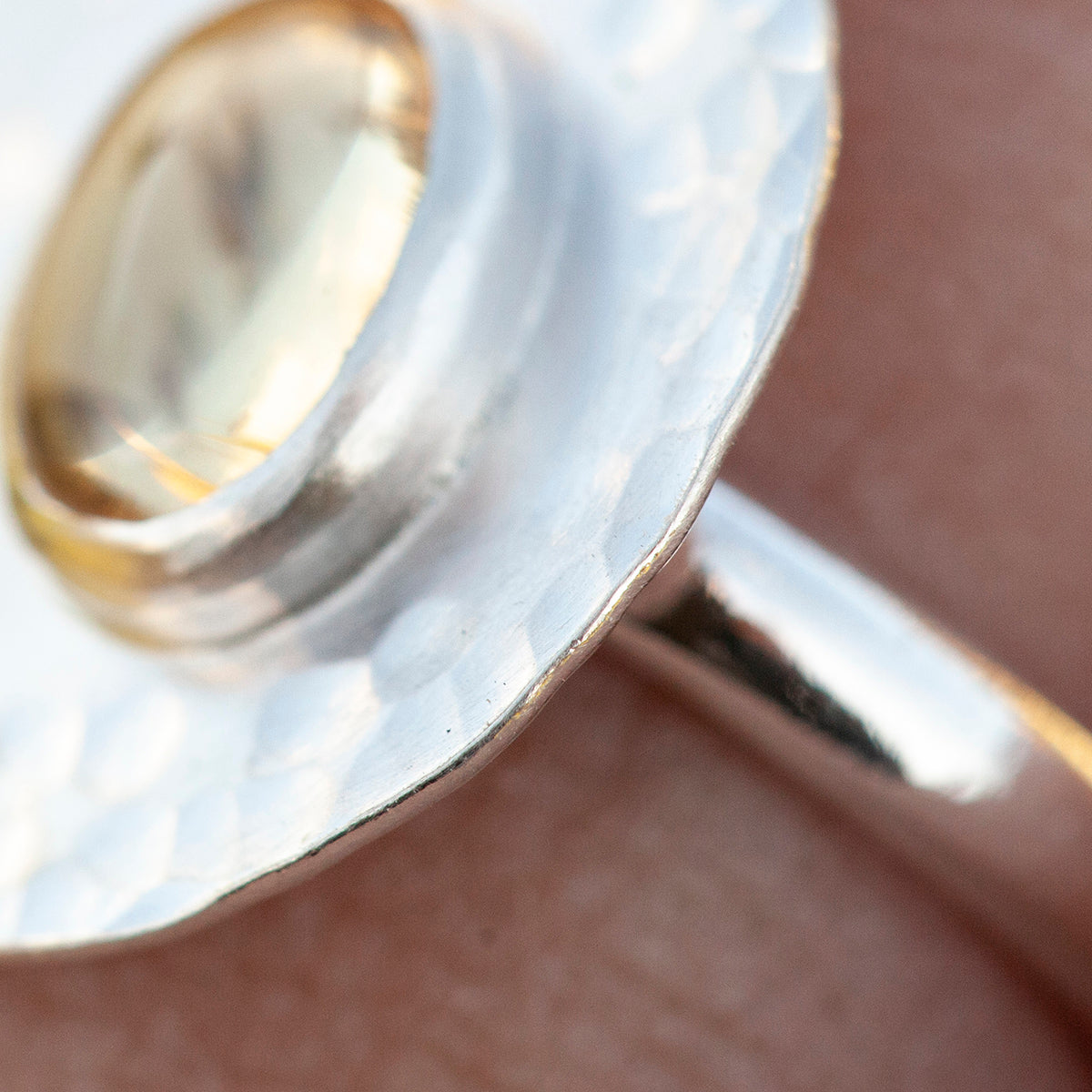 Bague avec plante capturée pièce unique #7 • citrine • taille 55,5 (prêt à expédier)