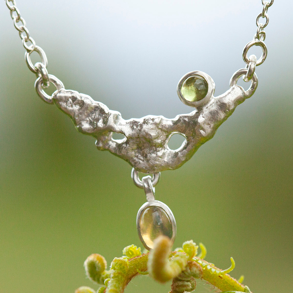Collier Lava pièce unique #8 • Péridot & opale (prêt à expédier)