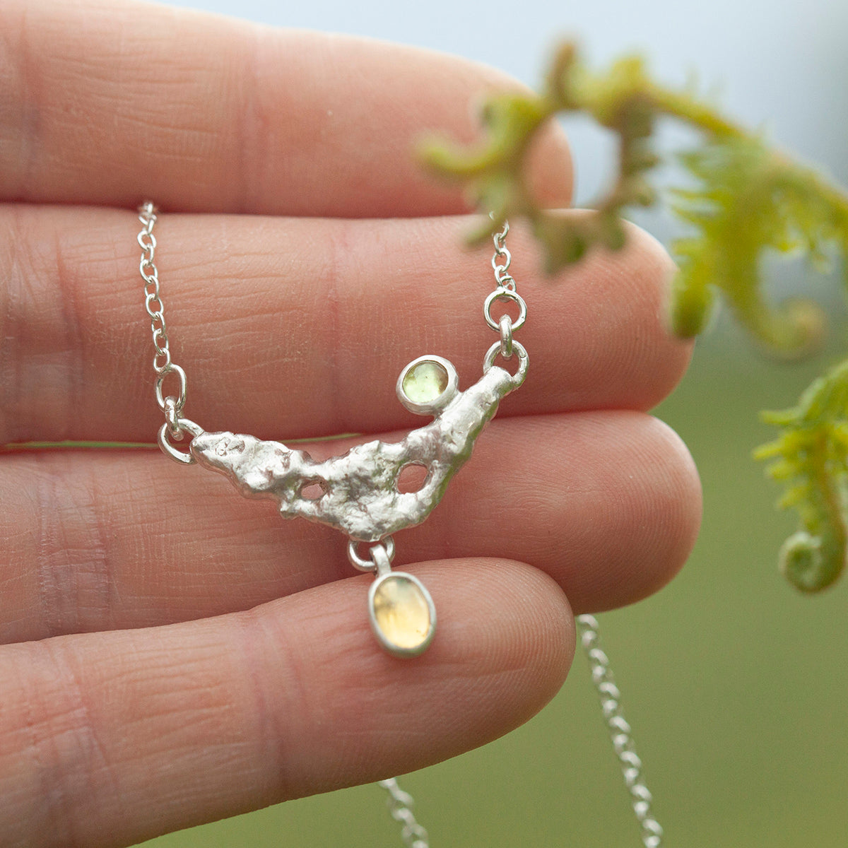 Collier Lava pièce unique #8 • Péridot & opale (prêt à expédier)