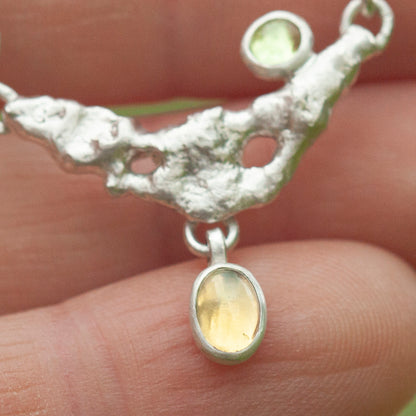 Collier Lava pièce unique #8 • Péridot & opale (prêt à expédier)