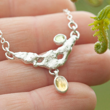 Collier Lava pièce unique #8 • Péridot & opale (prêt à expédier)
