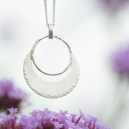 Pieza única • Colgante luna creciente en plata #21 (listo para enviar)