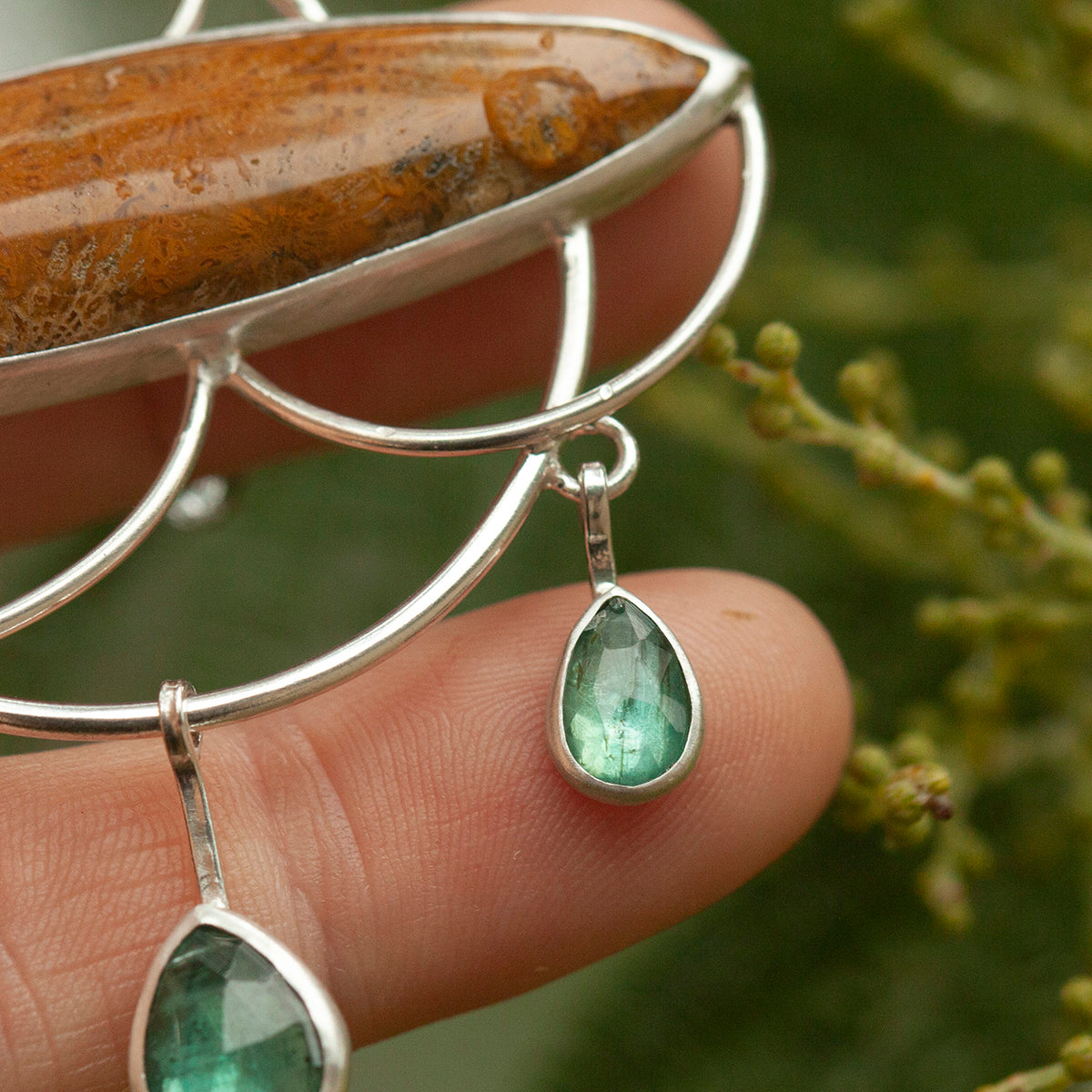 Uniek exemplaar Healing Tears zilveren hanger #3 • Fossiel koraal & Kyaniet (klaar voor verzending)