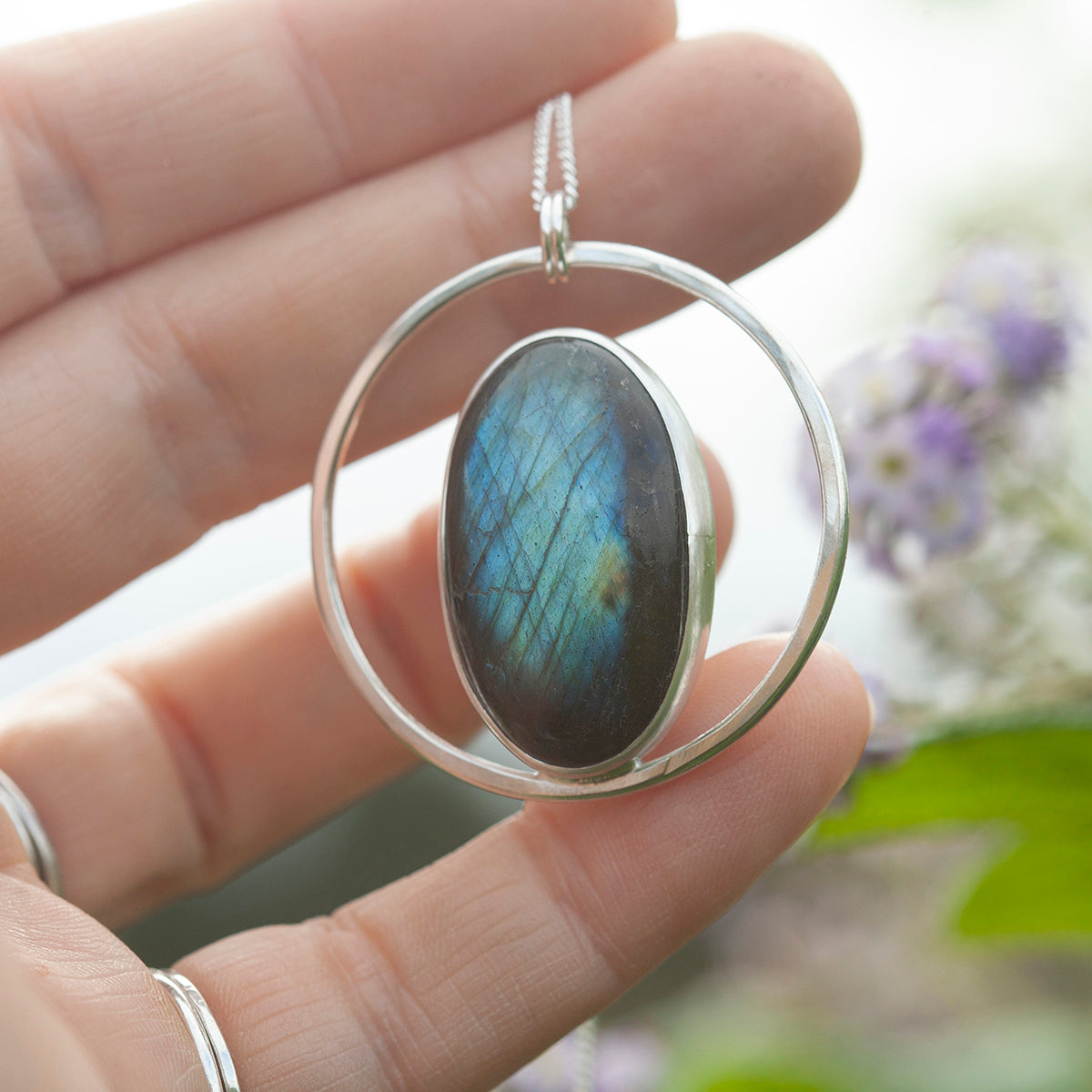 Pendentif Mae en argent pièce unique #41 • Labradorite (prêt à expédier)