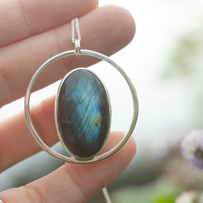 Pendentif Mae en argent pièce unique #41 • Labradorite (prêt à expédier)