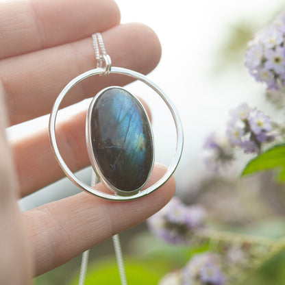 Pendentif Mae en argent pièce unique #41 • Labradorite (prêt à expédier)