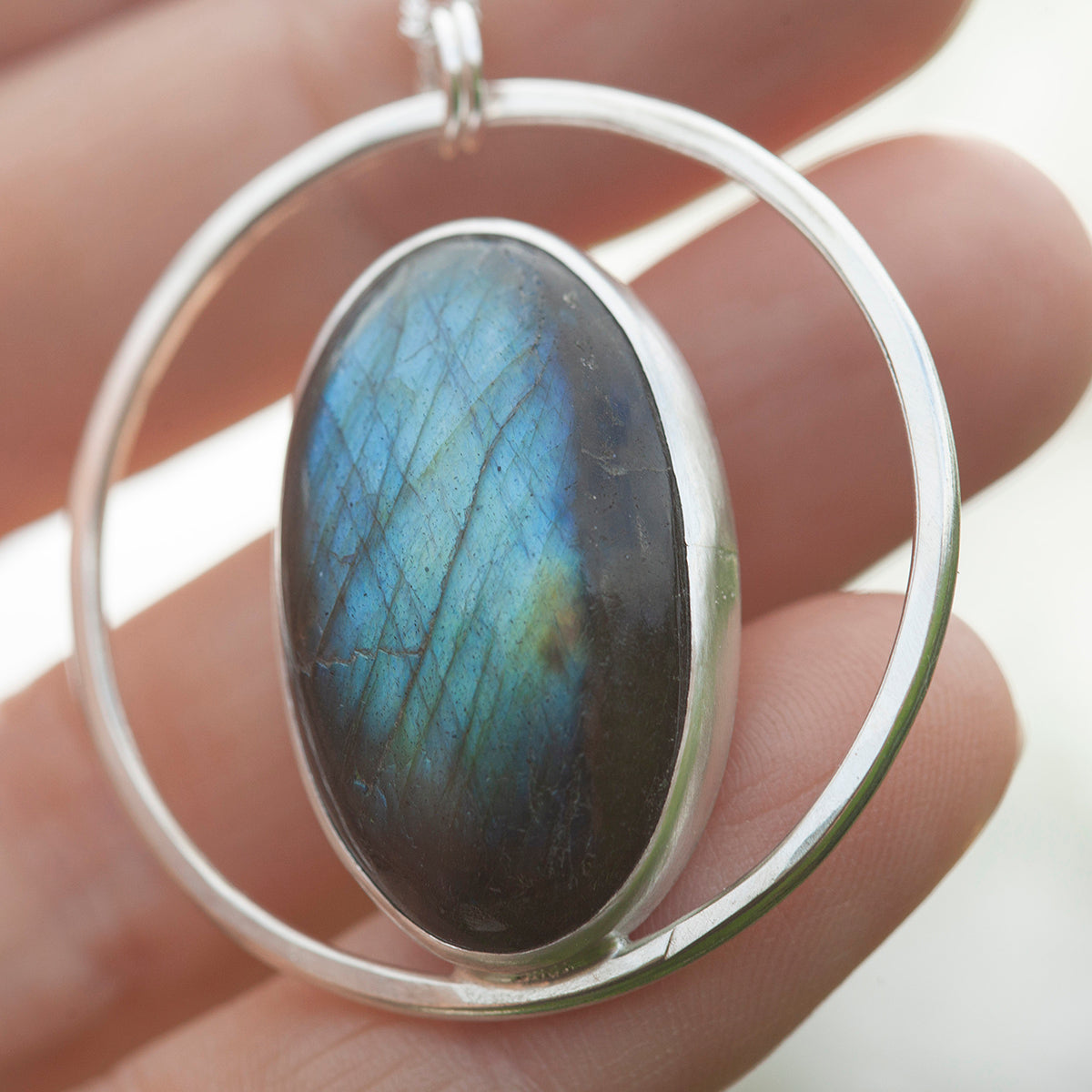 Pendentif Mae en argent pièce unique #41 • Labradorite (prêt à expédier)