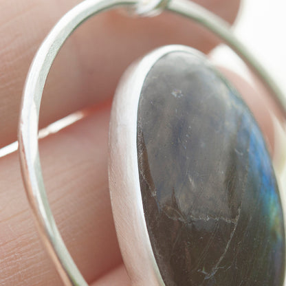 Pendentif Mae en argent pièce unique #41 • Labradorite (prêt à expédier)