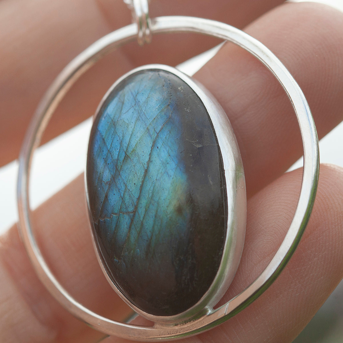 Pendentif Mae en argent pièce unique #41 • Labradorite (prêt à expédier)