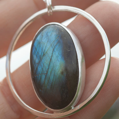 Pendentif Mae en argent pièce unique #41 • Labradorite (prêt à expédier)