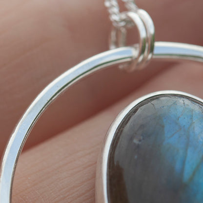 Pendentif Mae en argent pièce unique #41 • Labradorite (prêt à expédier)