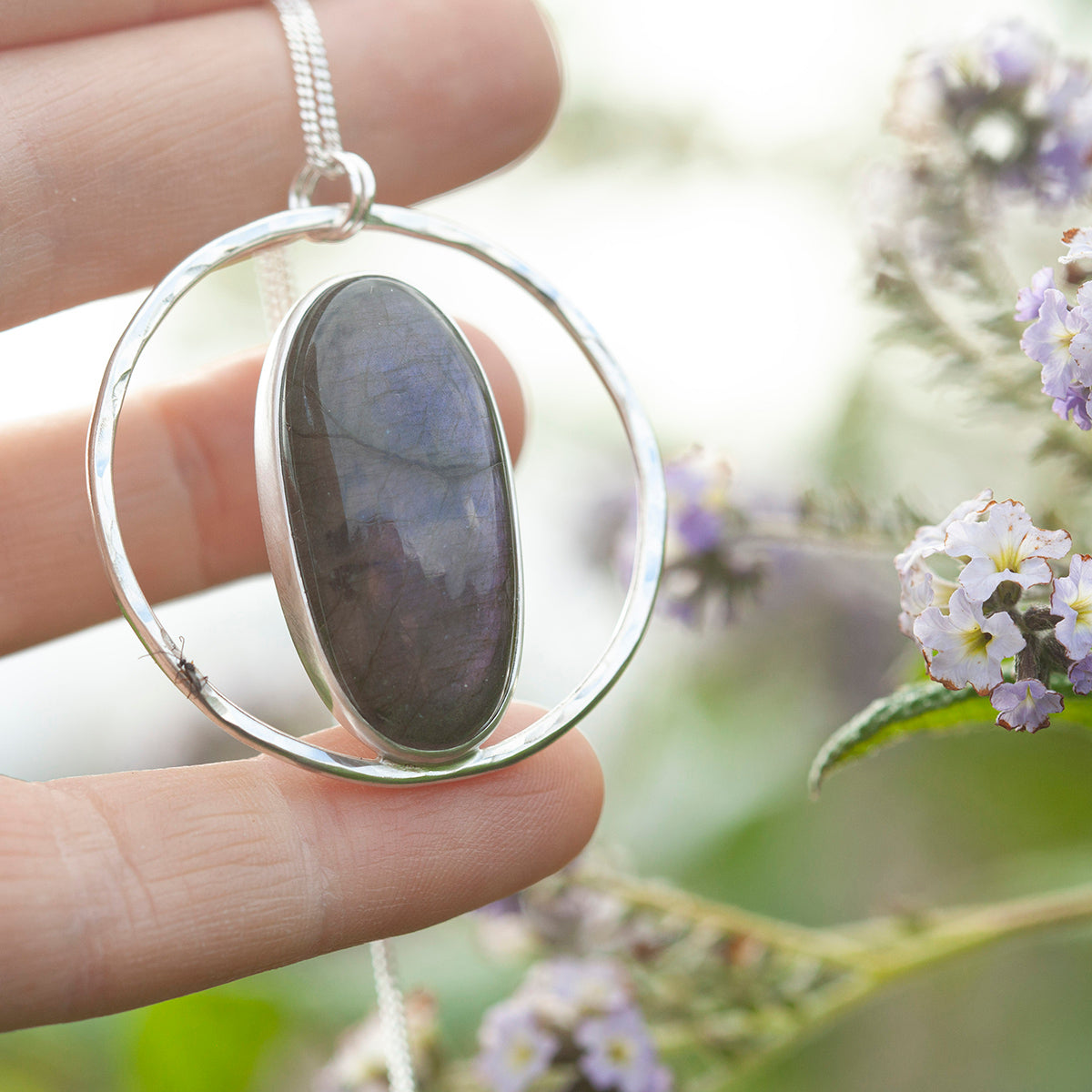 Pendentif Mae en argent pièce unique #43 • Labradorite violette (prêt à expédier)