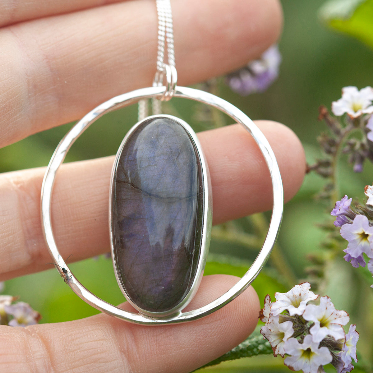 Pendentif Mae en argent pièce unique #43 • Labradorite violette (prêt à expédier)